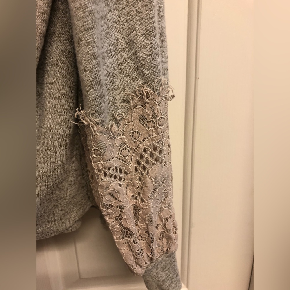 Soft sweater with lace sleeves